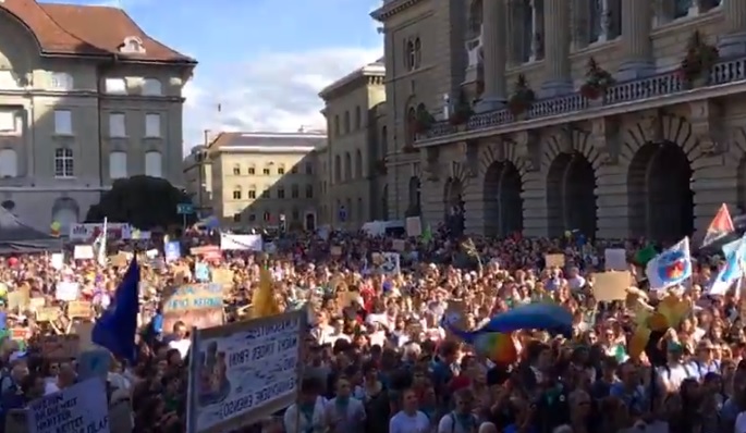 約10萬人在瑞士首都伯恩（Bern）上街遊行，呼籲採取行動遏阻氣候變遷。 圖：翻攝自350.org Europe推特