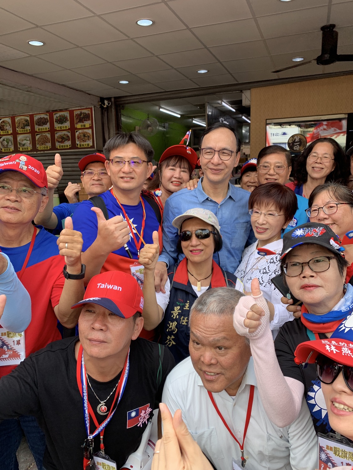 朱立倫、洪秀柱與民眾大合照。 圖：朱立倫辦公室／提供