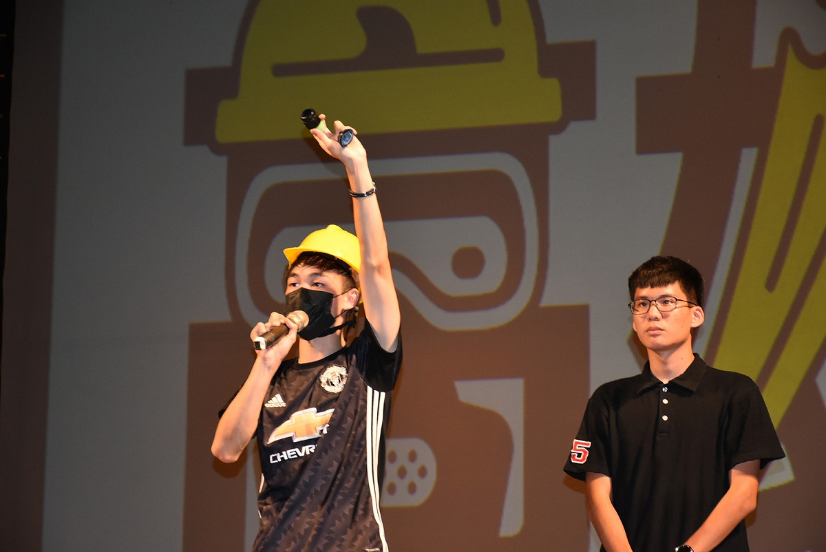 晚會總召鄧俊儒高舉兩顆催淚瓦斯訴說香港人最近的遭遇。 圖：孫家銘／攝