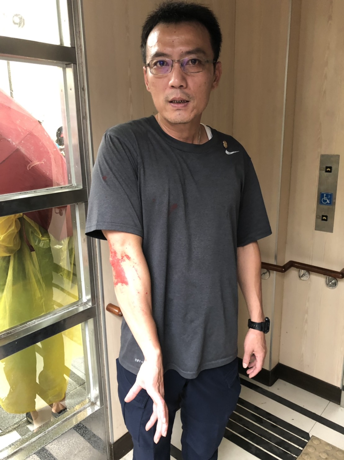 臺北市警察局黃姓警務正及蔡姓員警也遭油漆波及。 圖：台北市警局提供