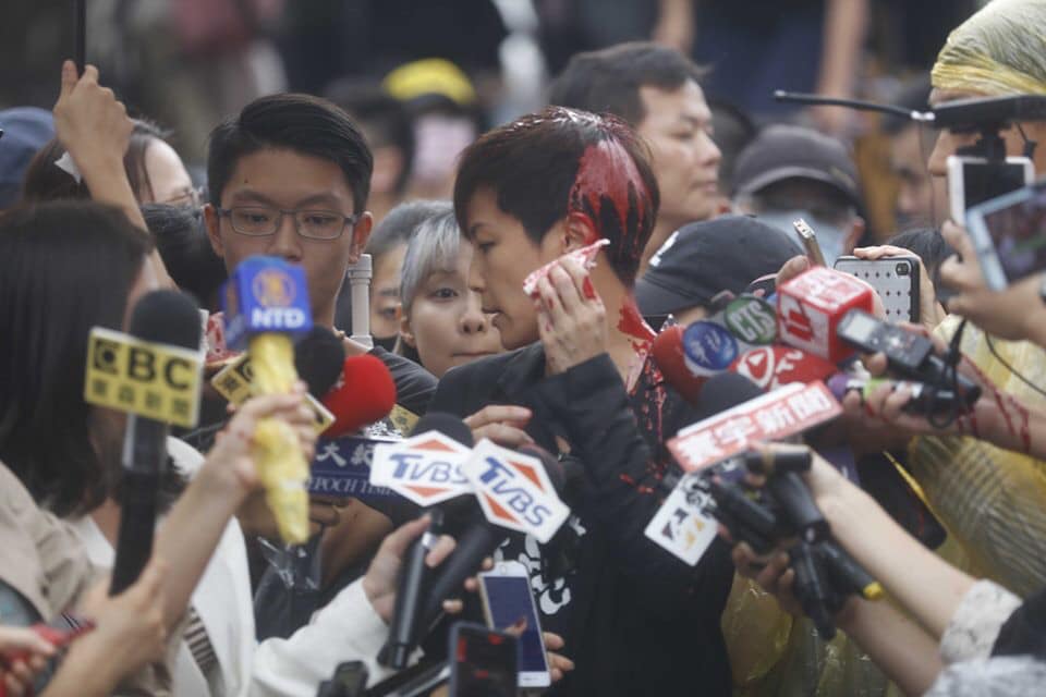 香港歌手何韻詩來台參加929台港大遊行，遭到統促黨潑紅漆攻擊。 圖／擷取自何韻詩臉書。