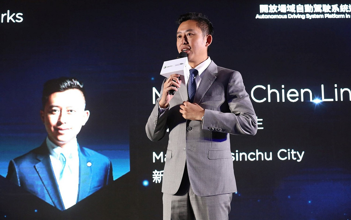 受到颱風影響，許多北台灣縣市皆停班停課，但唯獨新竹市「不同調」，市長林智堅的臉書遭民眾灌爆抗議。 圖：翻攝自林智堅臉書