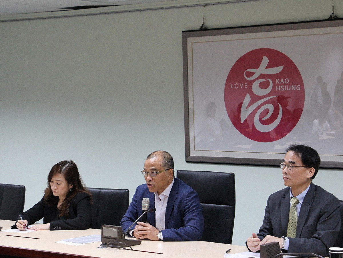 高雄市副市長葉匡時(中)率交通局長鄭永祥(右)及新聞局長王淺秋(左)回應高鐵路線南延案。 圖：高雄市政府／提供