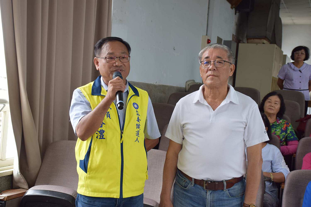 嘉義縣議員同時也是立委參選人王啟澧及縣議員黃金茂，爭取縣府續發玉米運費補助。 圖：王啟澧競選團隊/提供