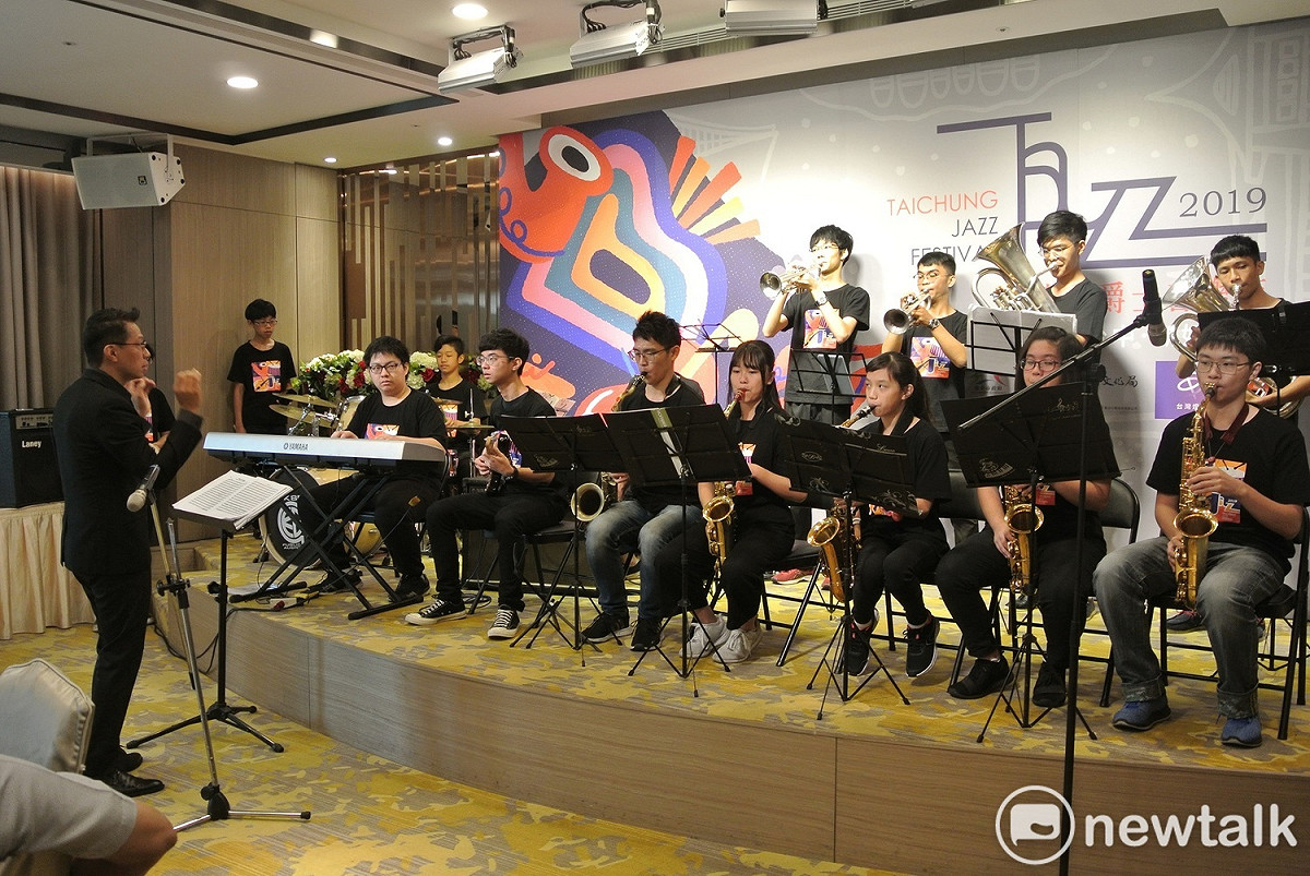 青少年爵士樂團在臺中爵士音樂節擔綱演出。 圖：唐復年/攝