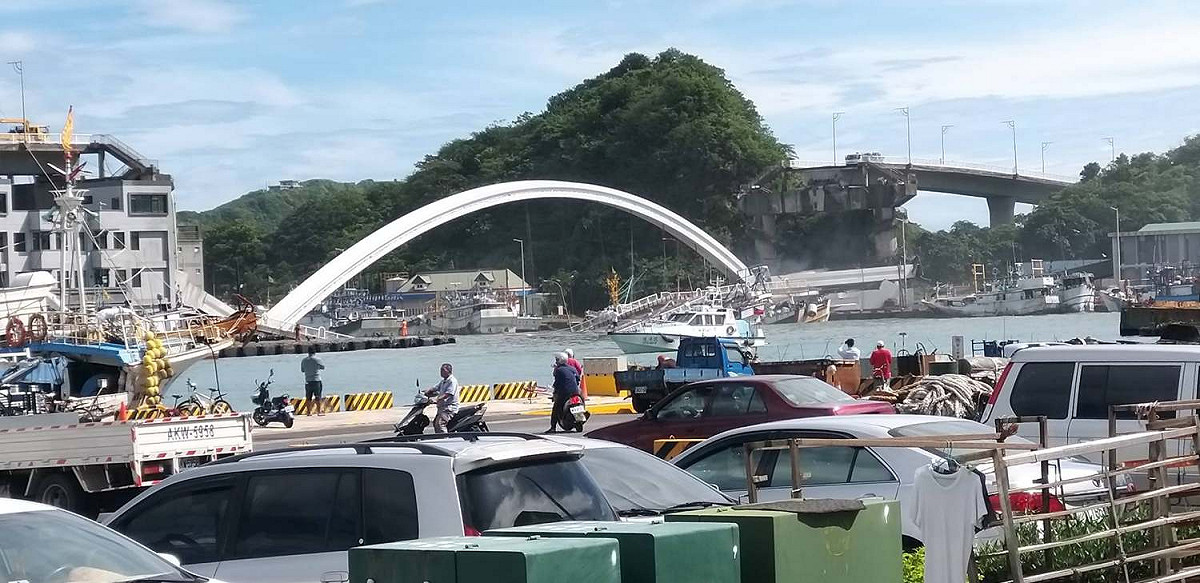 南方澳跨海大橋今早無預警坍塌。 圖：宜蘭縣消防局提供