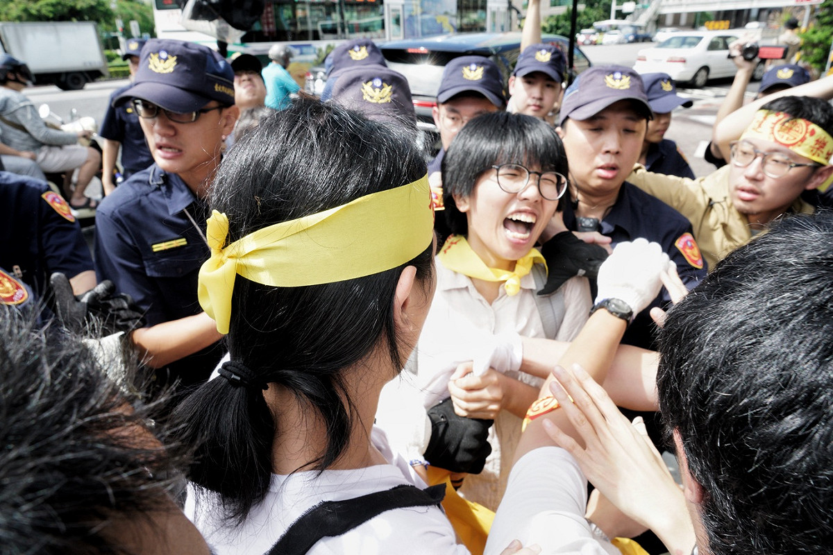 青年樂生聯盟成員和警方推擠。 圖：張良一/攝