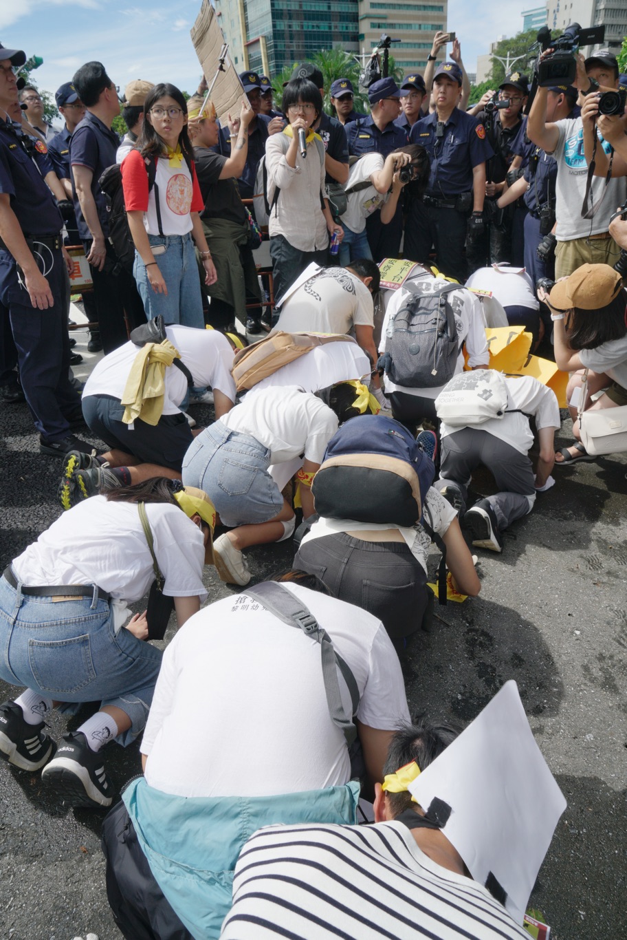 警方用柵欄圍住，青年樂生聯盟成員只能在行政院門口原地踏步。 圖：張良一/攝