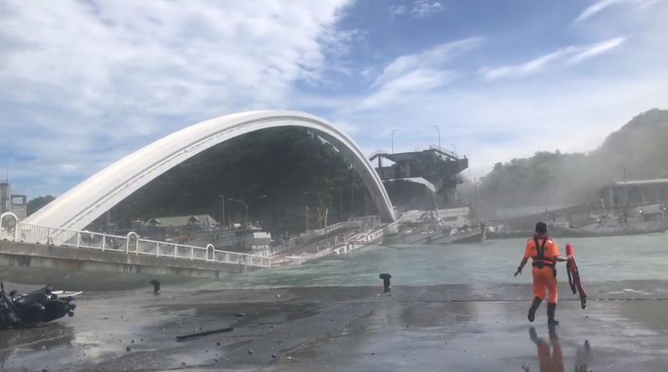 南方澳跨海大橋坍塌，韓國瑜國政顧問團要蔡政府釐清人民疑慮。 圖：翻攝自宜蘭義消提供影片