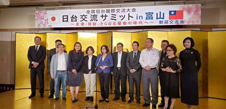 高雄市議會國民黨團酸綠營民代質詢輜錙銖必較卻有充裕時間出國。 圖：翻攝康裕成臉書