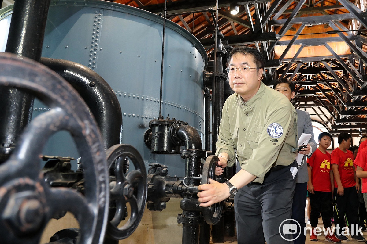為廣邀全台灣的民眾利用雙十連假，前往一窺世界重要土木遺產─原台南水道的神秘面貌，台南市長黃偉哲化身為園區導覽員，解說相關文物。 圖／黃博郎攝