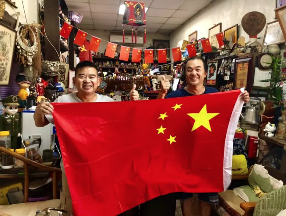 金門居民王明宗、許丕肯在車上插上五星旗，環繞金門一圈，同時也把70面五星旗插在人潮聚集處以示慶祝。 圖：翻攝自環球時報