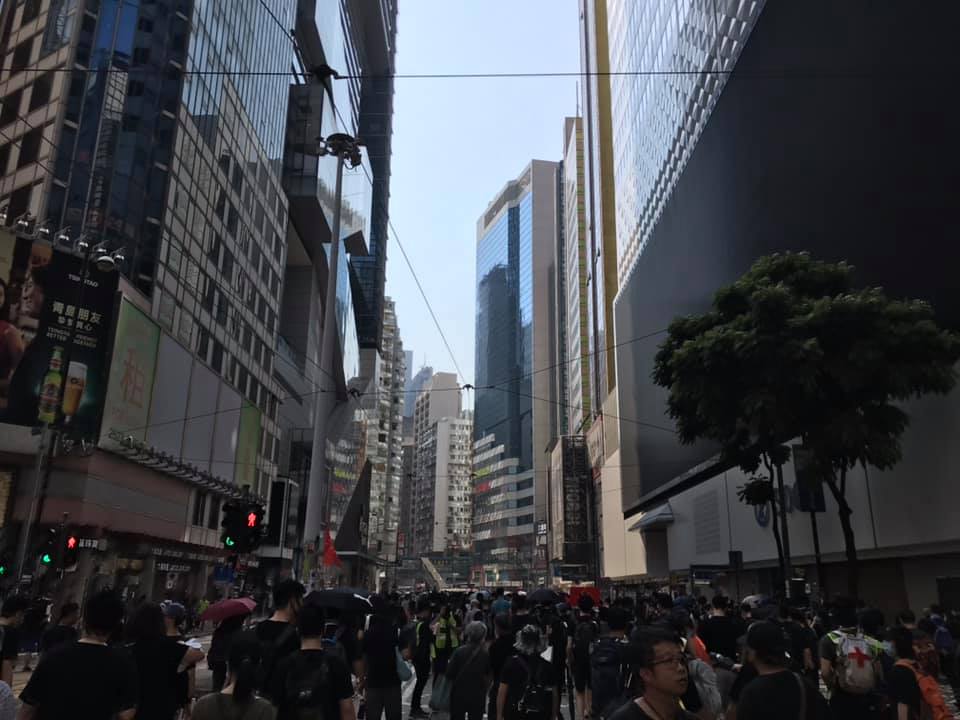 10月1日是中共建政70週年，北京大搞慶典，「逼迫」民眾一起慶祝，而在香港，由「民陣」發起的十一「沒有國慶 只有國殤」的集會和遊行遭警方拒絕。但仍有港人承接民陣的遊行路線。而一如港警預期，示威者遍地開花，衝突處處。 黃之鋒 Joshua Wong