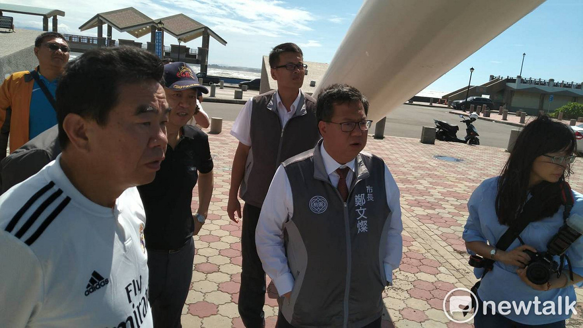 桃園市長鄭文燦下午也特地前往永安漁港視察觀海橋。 圖：林昀真／攝