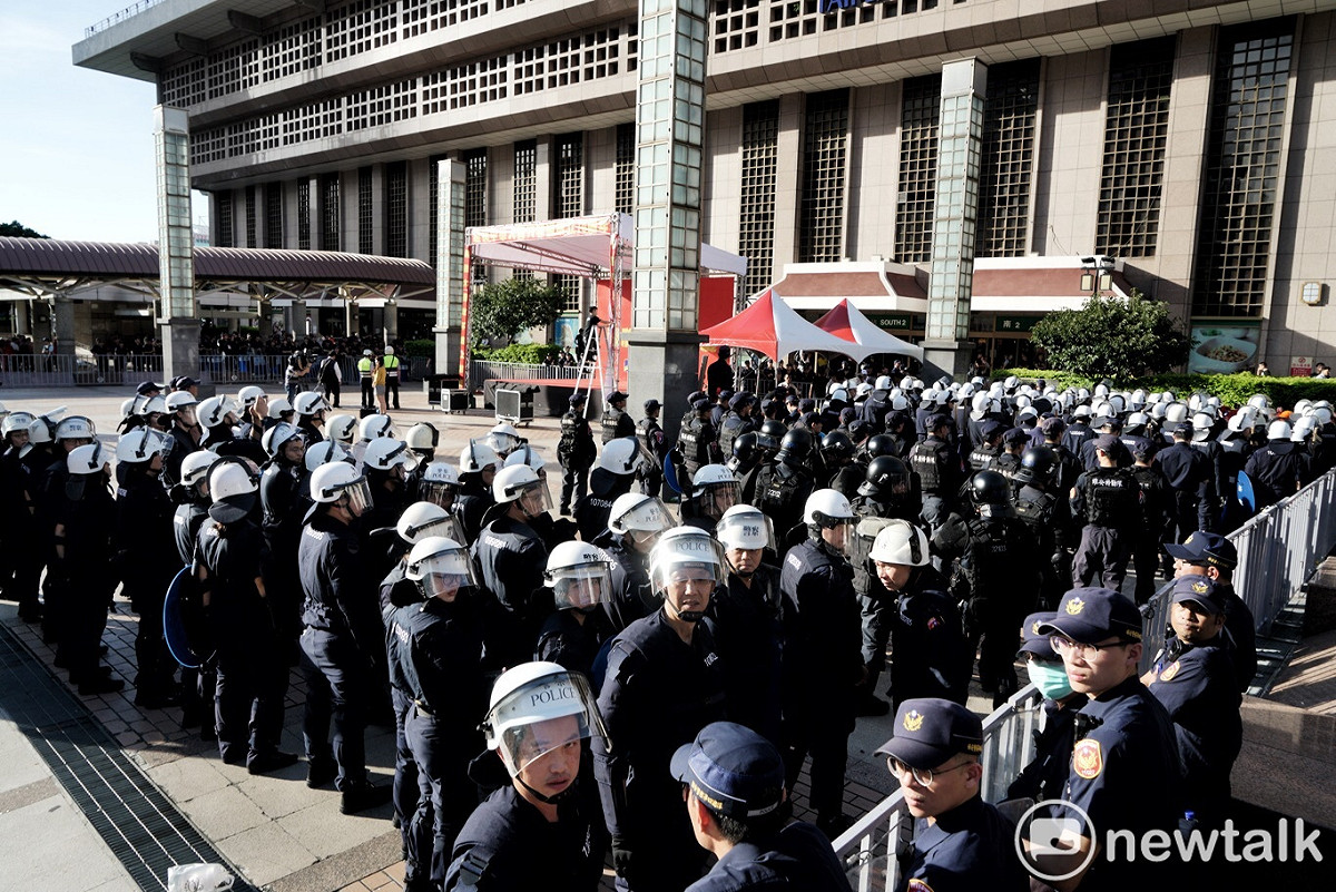 警方現場進行蒐證、並舉牌制止。 圖：張良一／攝