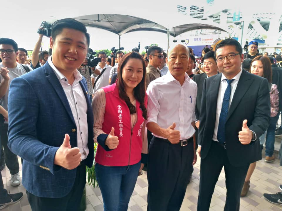 高雄市青年局今（1）日成立，韓國瑜到場致詞。右一為高雄市青年局長林鼎超。 圖：翻攝自國民黨中常委林杏兒臉書