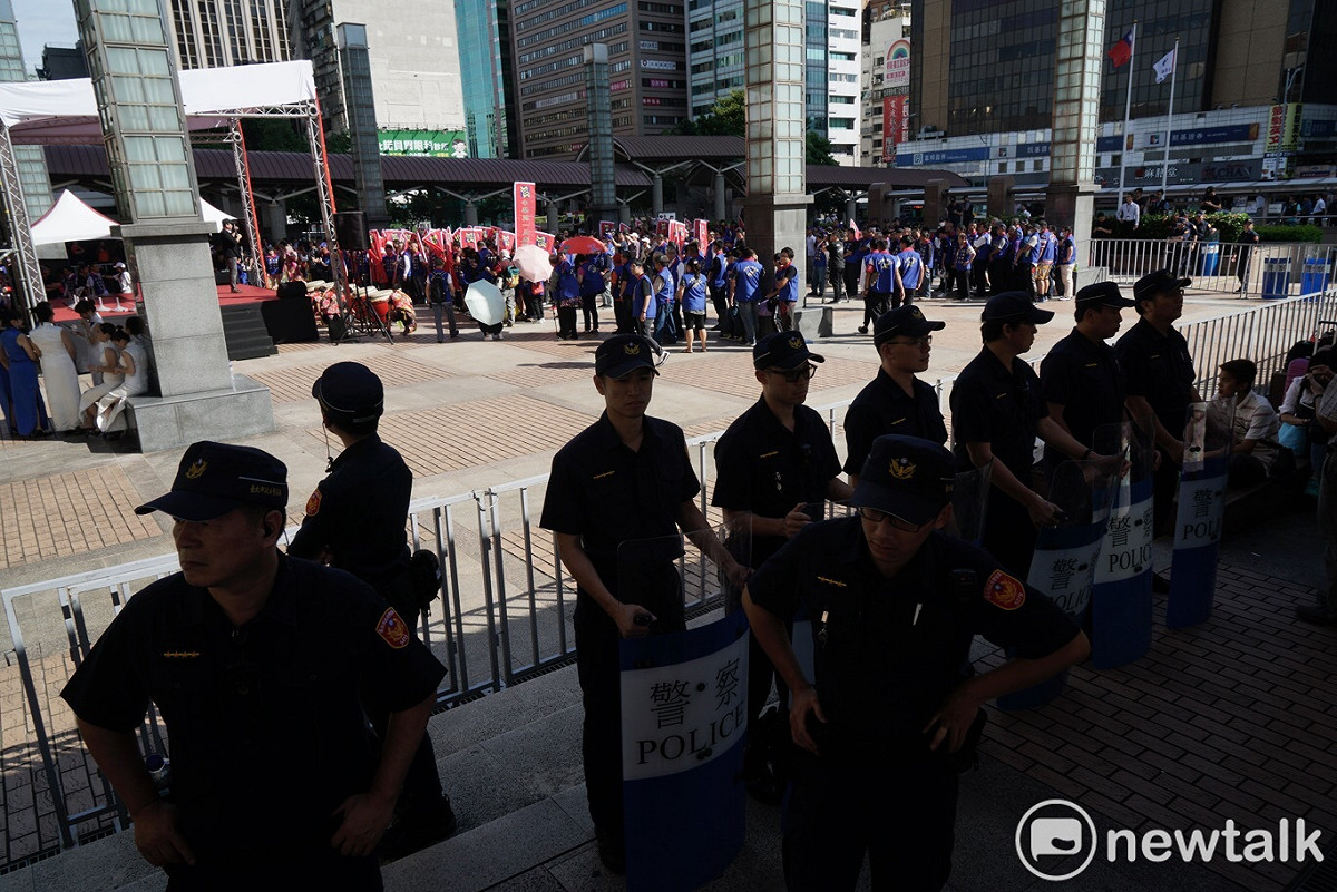 對於大批統派聚集在北車，警方嚴正以待。 圖：張良一 / 攝