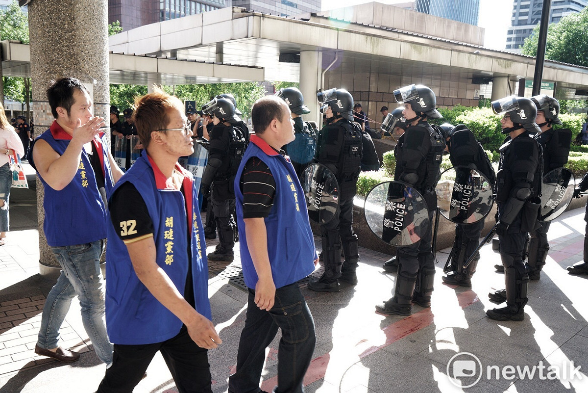 統促黨與現場警力。 圖：張良一 / 攝