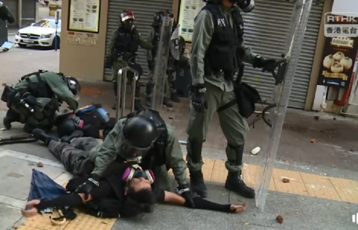香港反送中運動，港警當街壓制示威者。 圖：翻攝RTHK NEWS臉書影片
