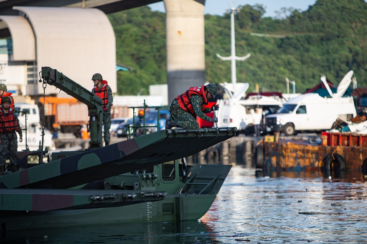 陸軍53工兵群今日前往現場架設M3浮門橋，便於各個救援單位執行後續清理工作。 圖：翻攝自國防部網站