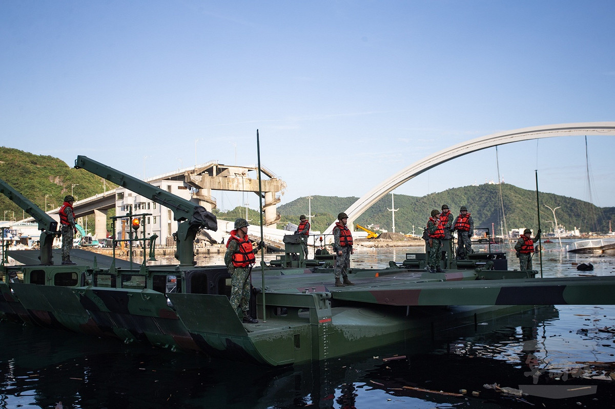 國軍執行架設M3浮門橋作業。 圖：翻攝自國防部網站