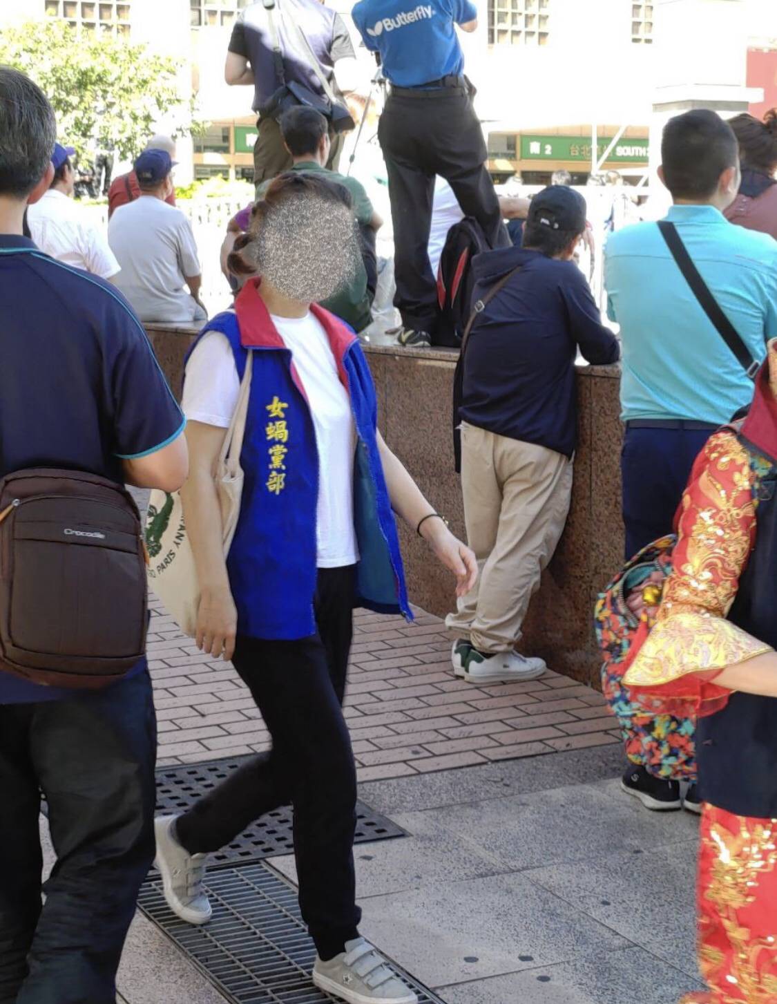 統促黨背心疑似將女媧的「媧」，誤植為蝸牛的「蝸」。 圖：翻攝自批踢踢