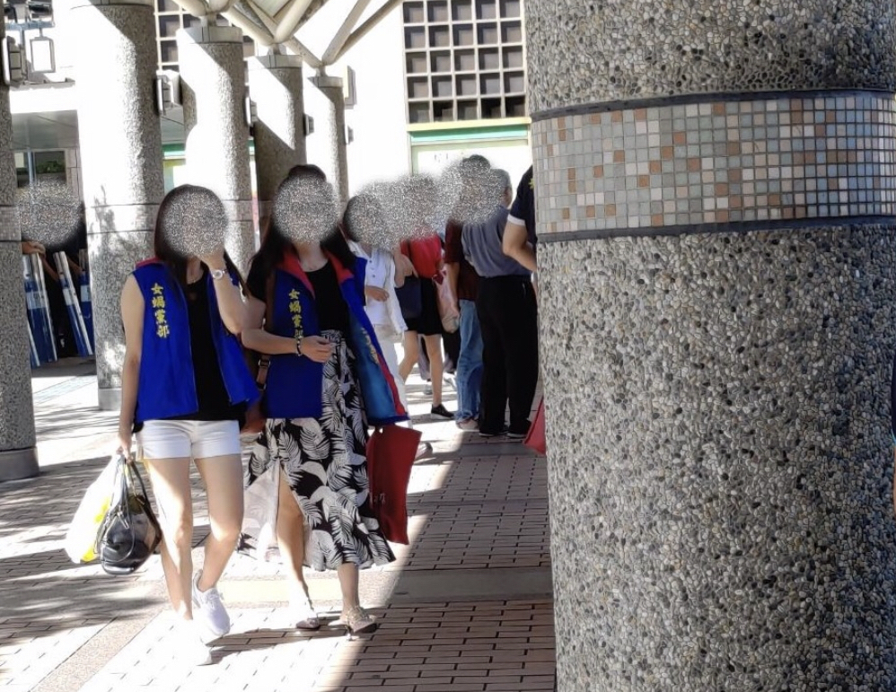 統促黨背心疑似將女媧的「媧」，誤植為蝸牛的「蝸」。 圖：翻攝自批踢踢