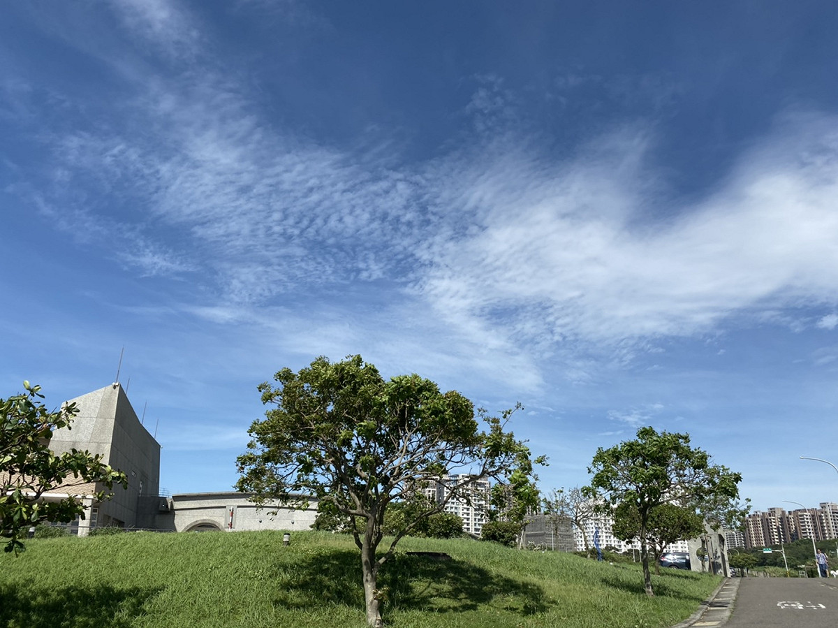 今天各地仍然是多雲到晴的天氣，僅山區及東北部地區午後有小範圍雷陣雨。 圖：閻芝霖/攝
