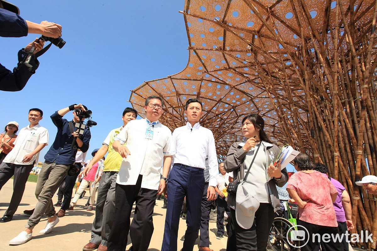 新竹市長林智堅今(2)日率市府團隊走訪農博基地，桃園市長鄭文燦全程陪同說明導覽。 圖：林昀真／攝