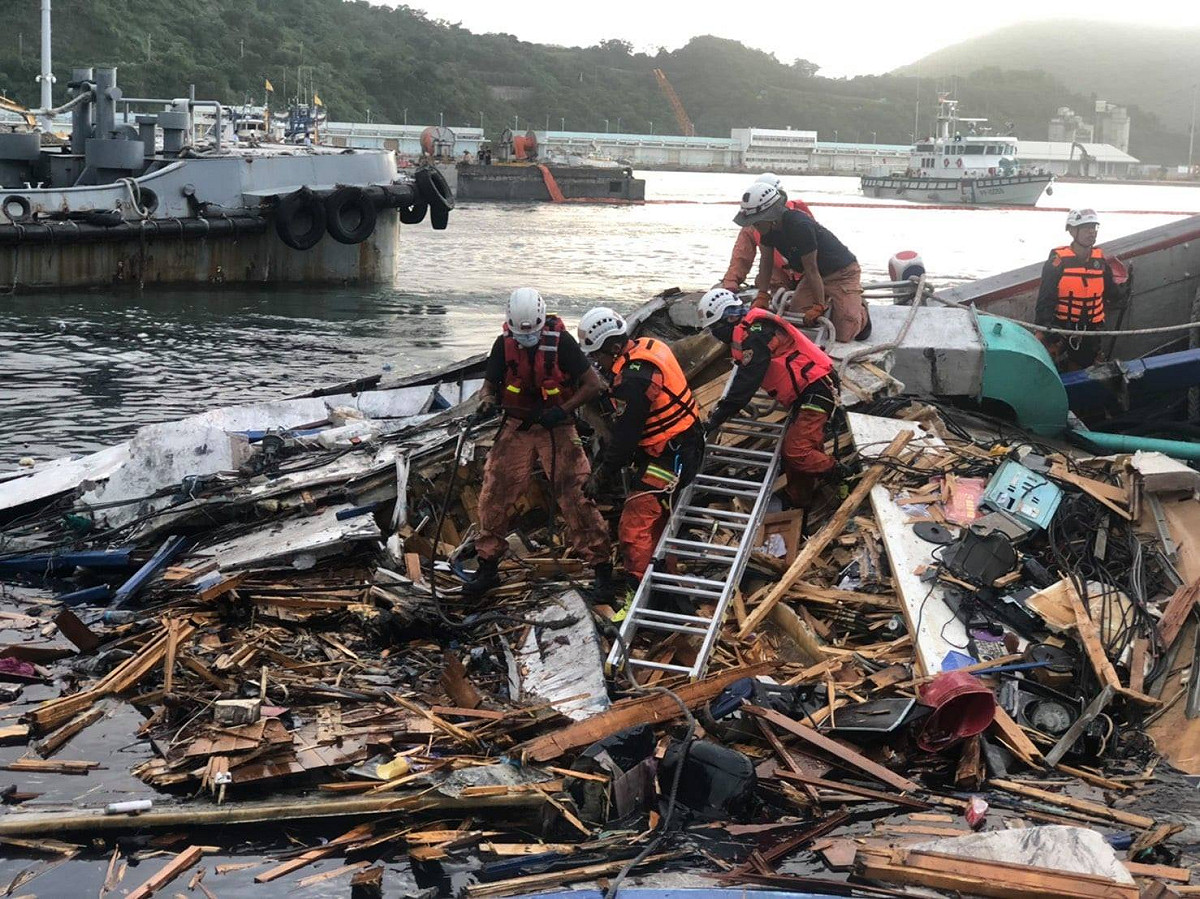 搜救人員登船搜索受困人員中。 圖：消防署/提供