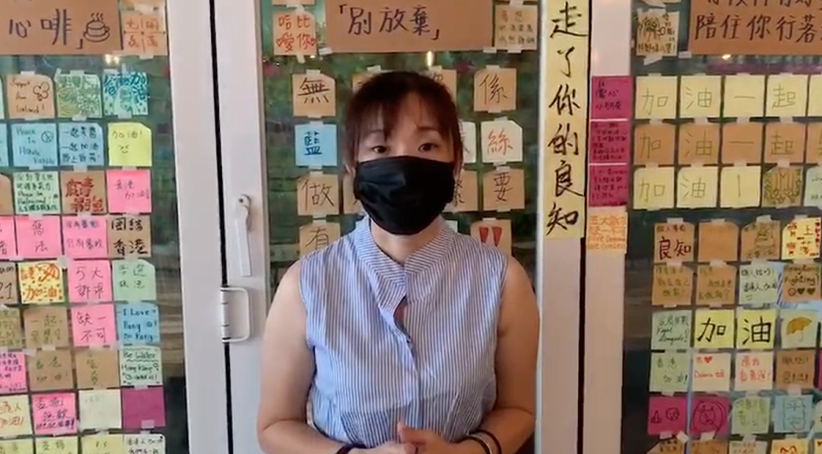 公民擂台小編隻身前往香港參加國殤遊行，晚間行至銅鑼灣的告士打道附近時，眼見港警欲帶走一位黑衣青年，小編奮不顧身跟拍，因此遭到港警攻擊。 圖：翻攝自公民擂台臉書粉絲頁