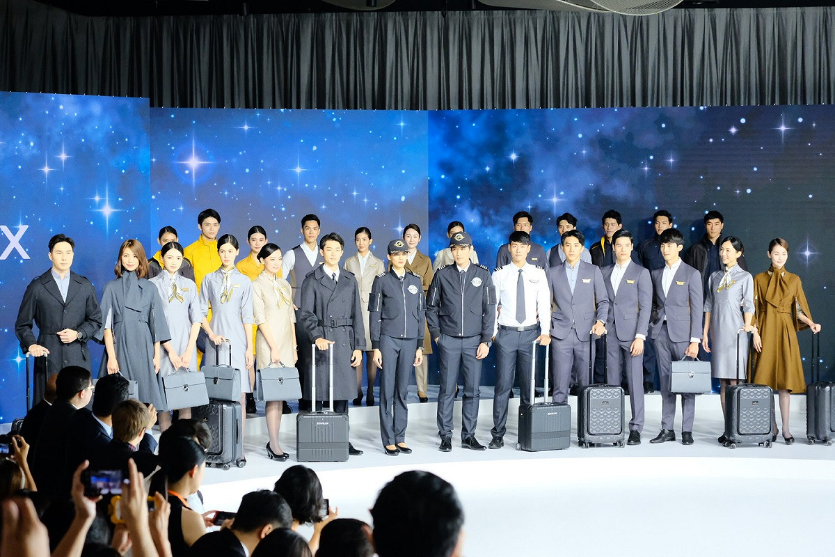 星宇航空全系列制服亮相，空服員的部分以大地色系為主體，呈現優雅氣質。 圖：謝佳真/攝