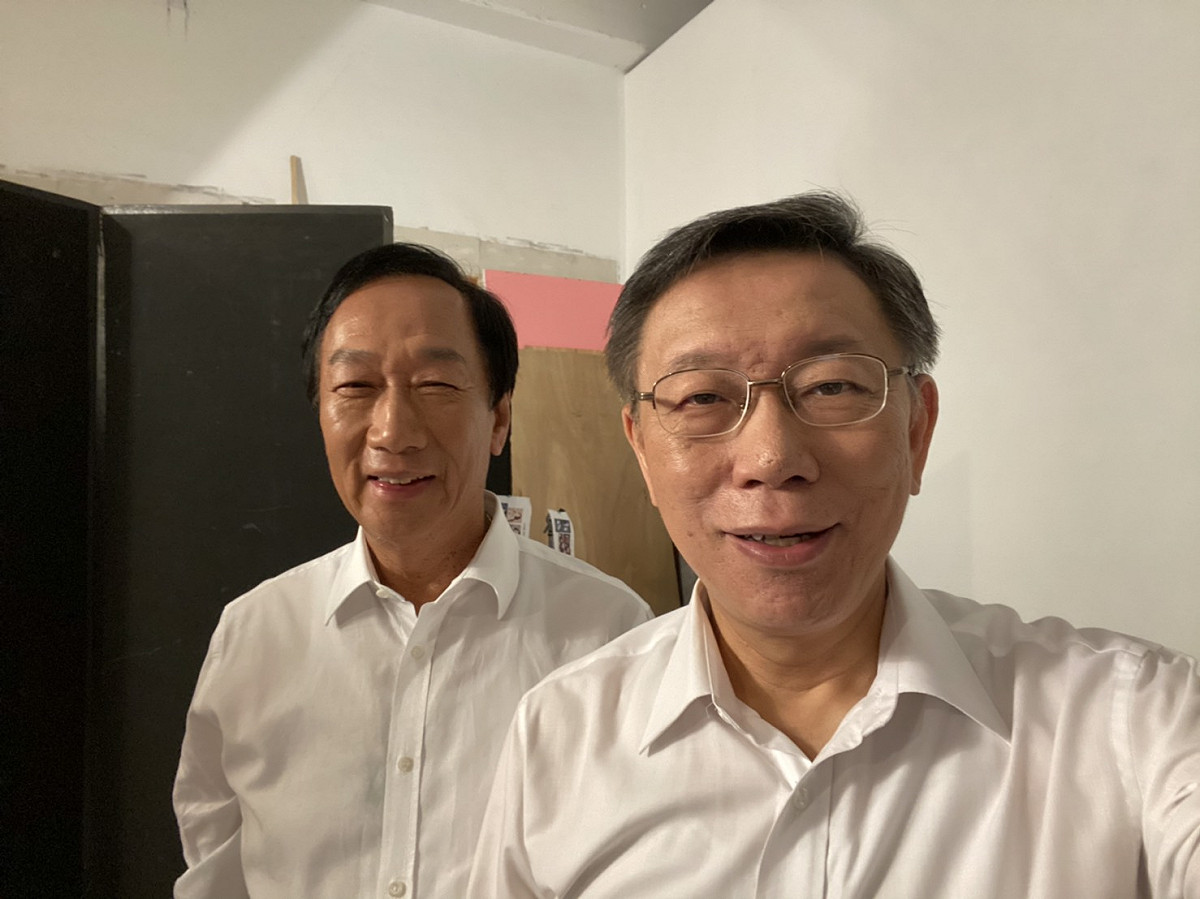 鴻海創辦人郭台銘與台北市長柯文哲合作衝立委席次，2人在棚拍現場合影。 圖：郭台銘辦公室提供