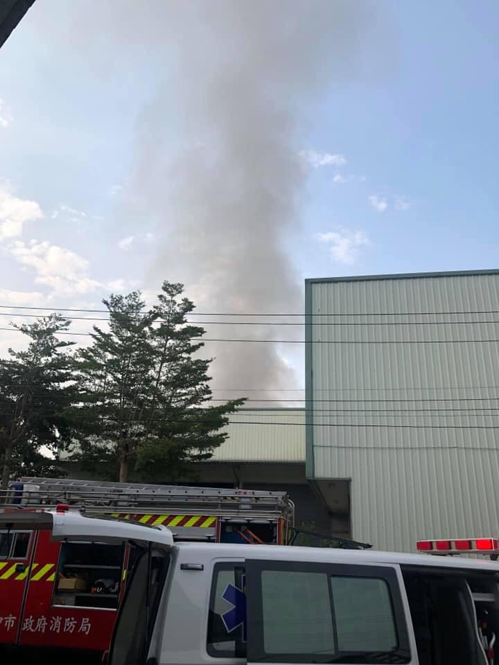 台中市大雅區一處鐵皮工廠今天凌晨發生大火，兩名消防人員進入火場救災時失聯。 圖：翻攝守護未來-洪慈庸官方社團臉書