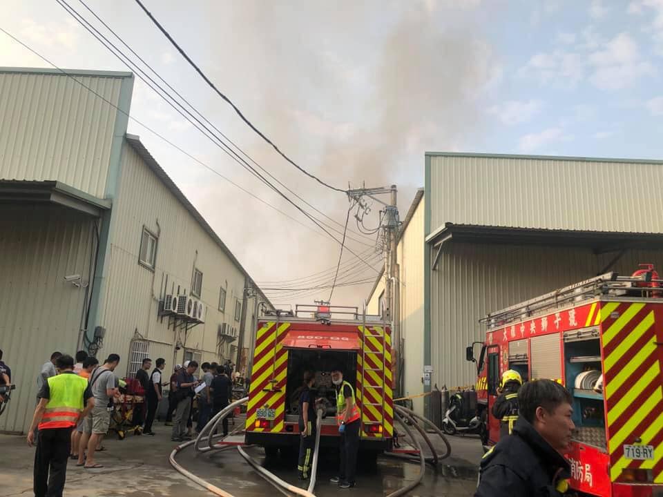 台中市大雅區一處鐵皮工廠今天凌晨發生大火，兩名消防人員進入火場救災時失聯。 圖：翻攝守護未來-洪慈庸官方社團臉書