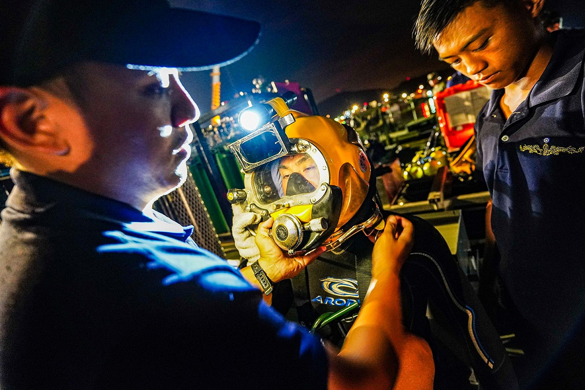 南方澳斷橋事件，海軍水下作業人員漏夜潛水進行水下切割焊接，力拚今(3)日開通航道。 圖：翻攝中華民國海軍臉書