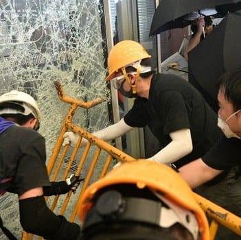傳言香港政府正積極研究推行「宵禁令」與「蒙面法」。 圖：翻攝支持禁止示威蒙面法立法關注組臉書