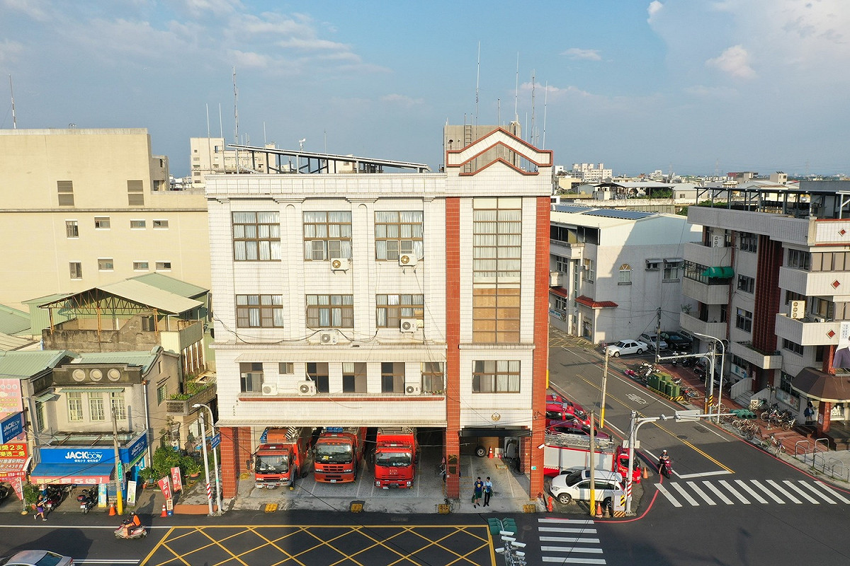 台南市消防局第二大隊長陳博文前往張哲嘉家中關心，表示會協助將同為消防員的張哲嘉哥哥調回麻豆服務。 圖 : 翻攝自麻豆消防分隊臉書專頁