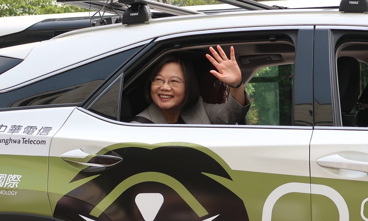 蔡英文試乘自駕車。 圖：林朝億/攝