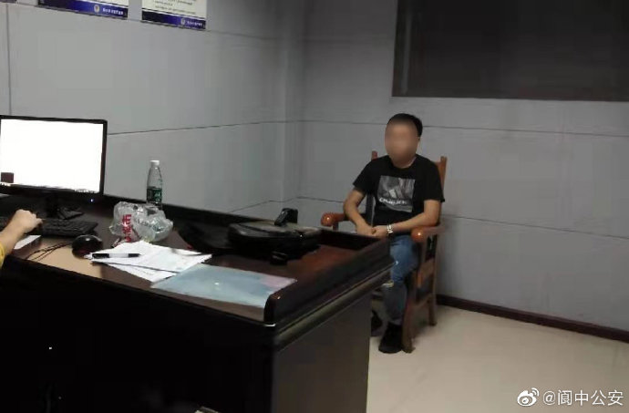 日前有網友在網上發表不當言論，認為閱兵演出「沒啥好看的」，遭到中國警方拘留7天。 圖 :	翻攝自閬中公安微博