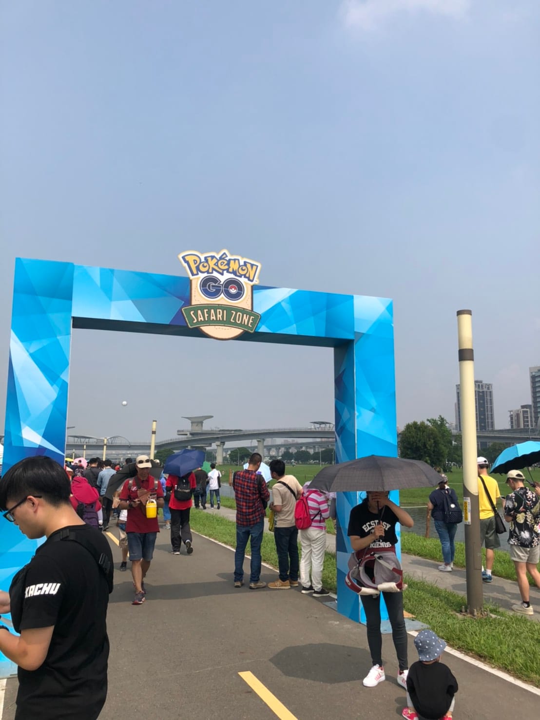 新北《Pokémon GO Safari Zone》今（3）日開幕，一早主會場「大都會公園」就湧入大批人潮。 圖：網友 Sean Chen ／授權提供