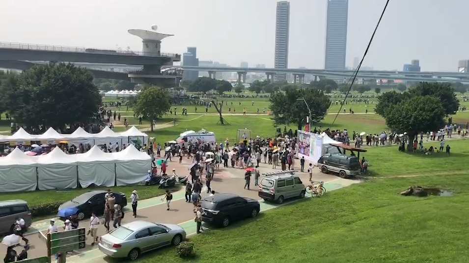 寶友們不畏高溫及霧霾於抓寶，提醒各位寶友記得補充水份。 圖：網友 Sean Chen ／授權提供