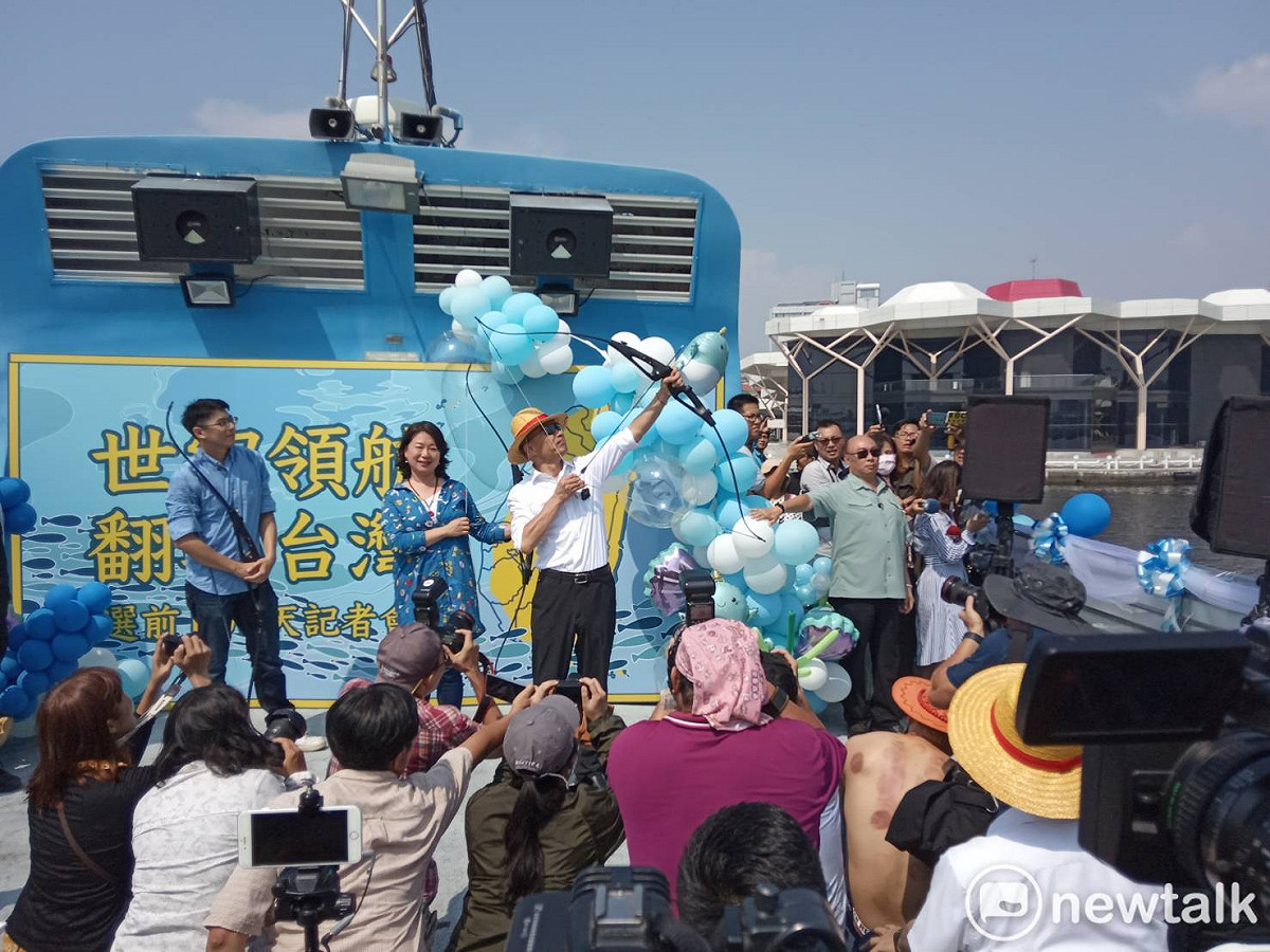 國民黨總統參選人韓國瑜選前100天在高雄港碼頭舉行選前百日記者會，化身超人氣動漫角色「魯夫」，射出號召千軍萬馬的「穿雲箭」。 圖：孫家銘／攝（資料照片）