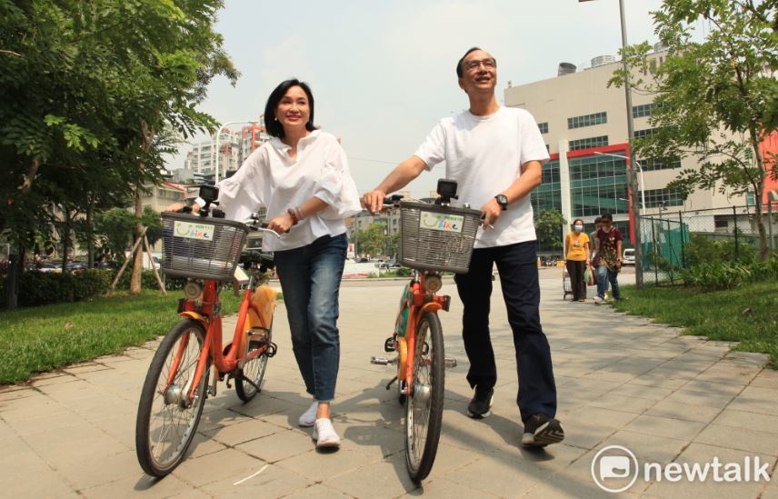 朱立倫今天回到新北與板橋區立委參選人柯志恩一起騎Youbike走訪板橋。 圖：林昀真／攝