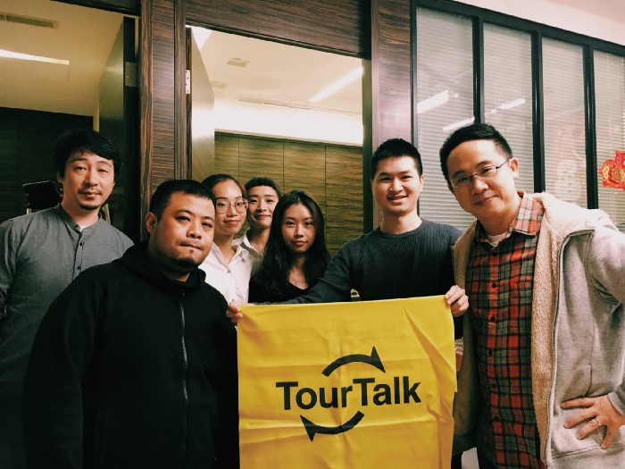 圖為 TourTalk 成員。由左至右為 173WIFI 創辦人梁俊奇、TourTalk 專案經理張家瑋、 兩位 TourTalk 值班旅遊管家林怡君、林子涵、TourTalk 營運專員蘇芯儀、TourTalk 行銷黃柏翰，最右為 TourTalk 執行長游士逸。 圖：創夢市集／提供