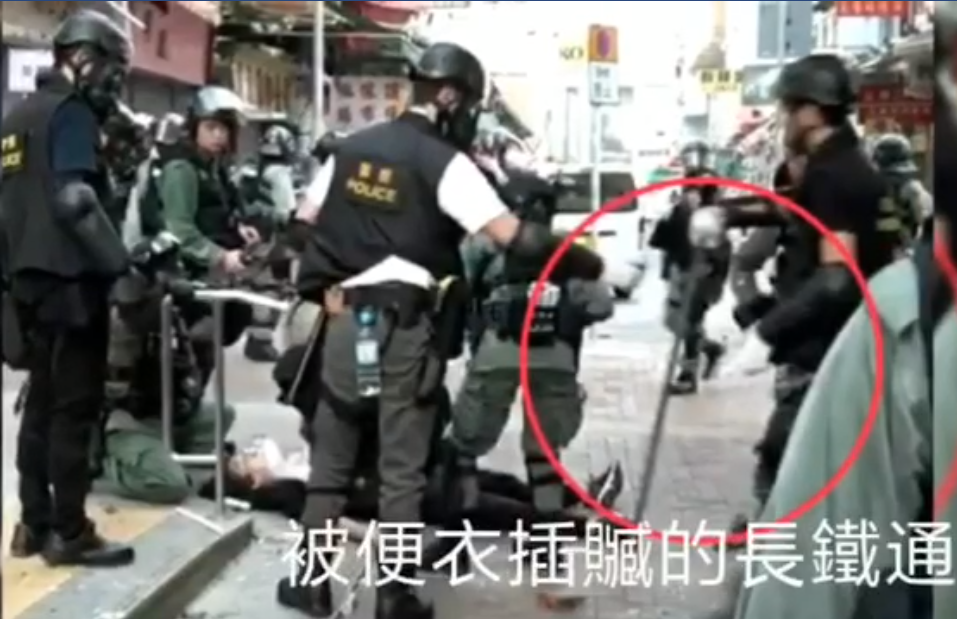 影片中可見示威者倒地後，有員警拿來削尖的鐵條疑似想作為證物。 圖 :	翻攝自桑普臉書影片