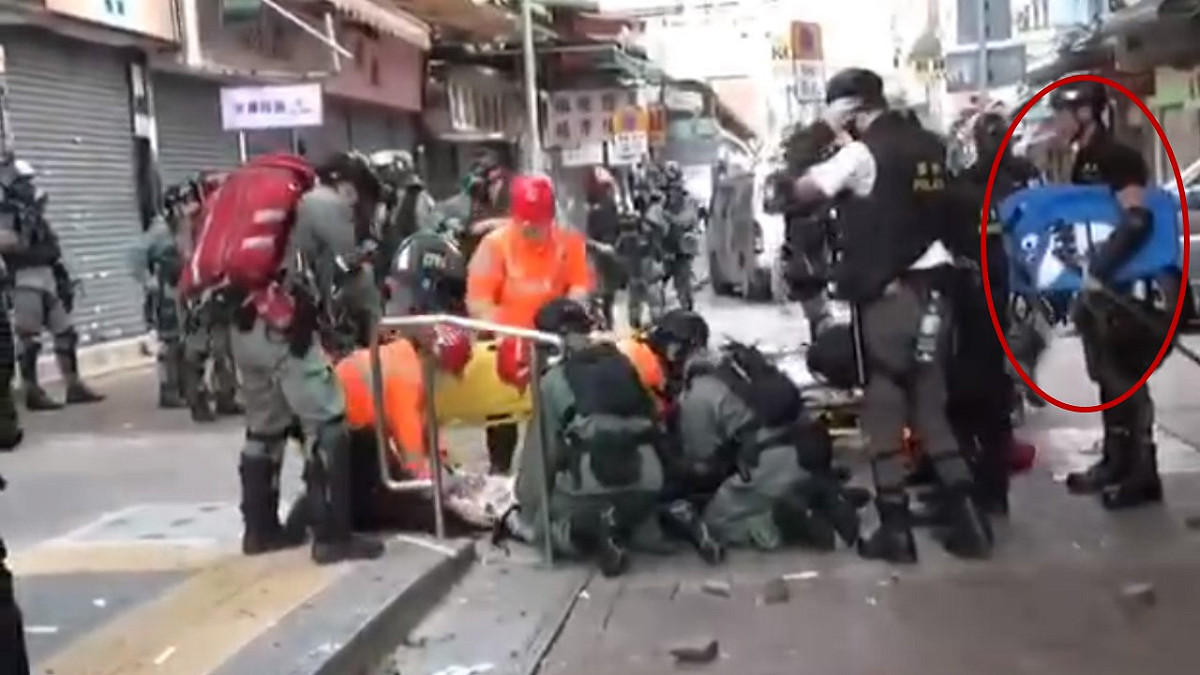 有員警拿來削尖的長型鐵條，連同該名示威者原本持有的浮板一併帶走，疑似想作為證物。 圖 :	翻攝自桑普臉書影片