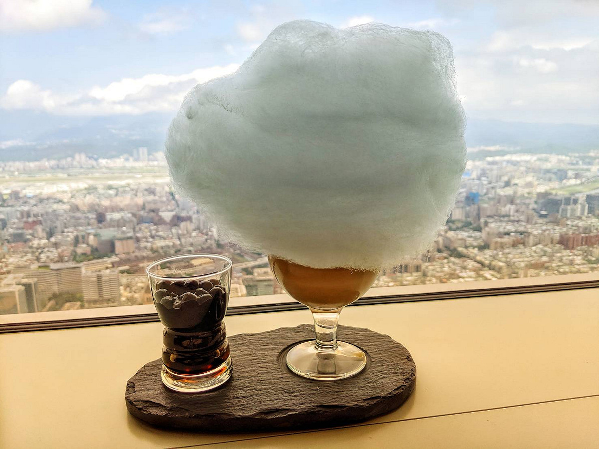 88樓餐廳「Bar 88」的雲朵系列飲品是店面招牌，一大團棉花糖安置在杯口上，有如漂浮在空中的雲朵。 圖：謝佳真／攝