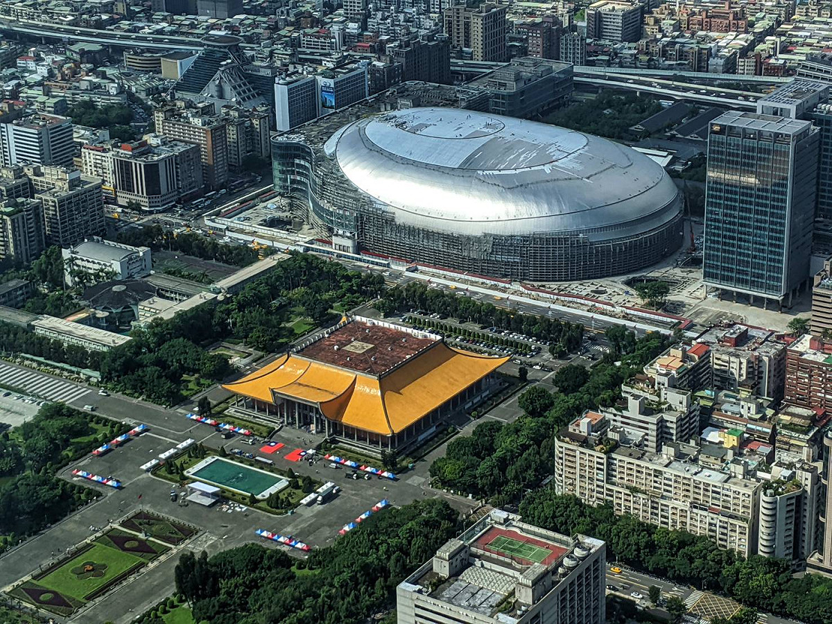 原來國父紀念館前水池，從上方俯瞰超像巨大iPhone。 圖：謝佳真／攝