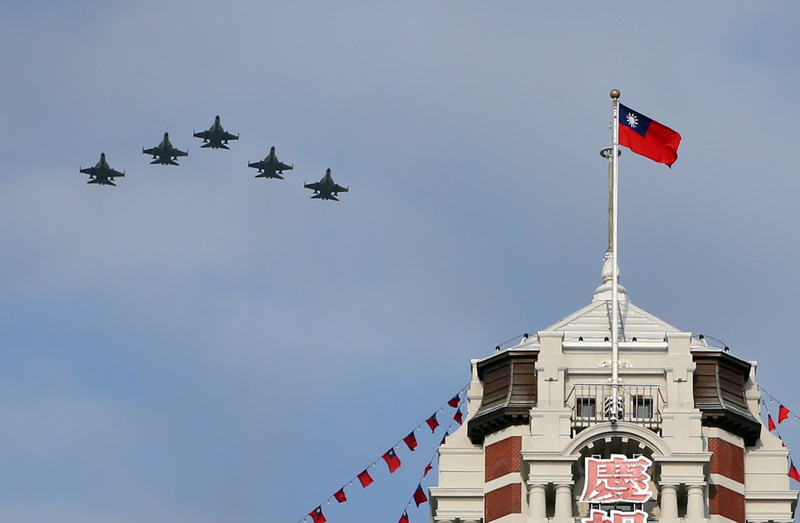 國防部4日出動象徵國機國造的IDF經國號戰機，飛越總統府上空，進行雙十國慶預演。 圖：中央社提供